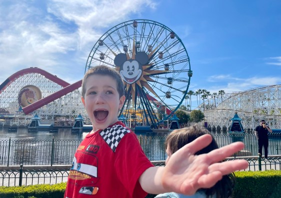 https://i0.wp.com/theflyingmum.com/wp-content/uploads/2024/02/disneyland-with-kids-tips.jpeg?resize=562%2C395&ssl=1
